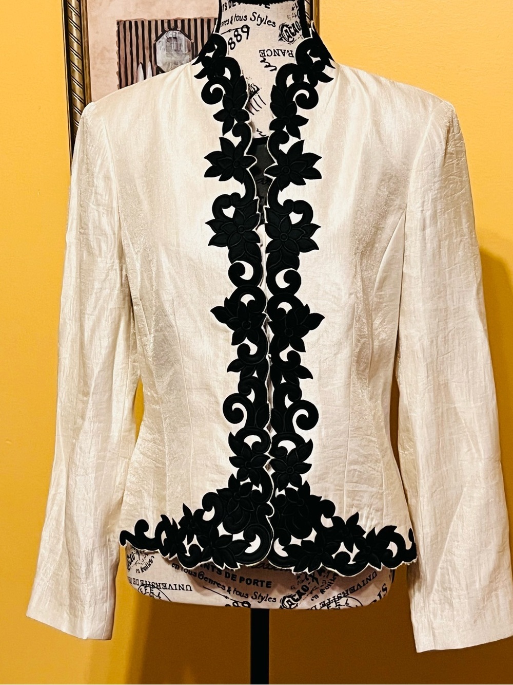 Victor Costa Ivory Jacket with Black Floral Appliqué size 6 - Picture 4 of 15